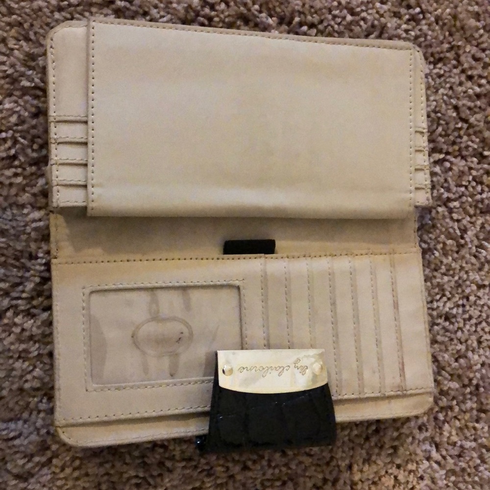 Wallet - Picture 2 of 5